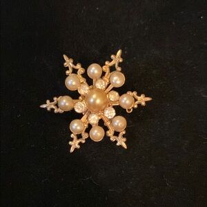 Elegant Gold and Pearl Brooch